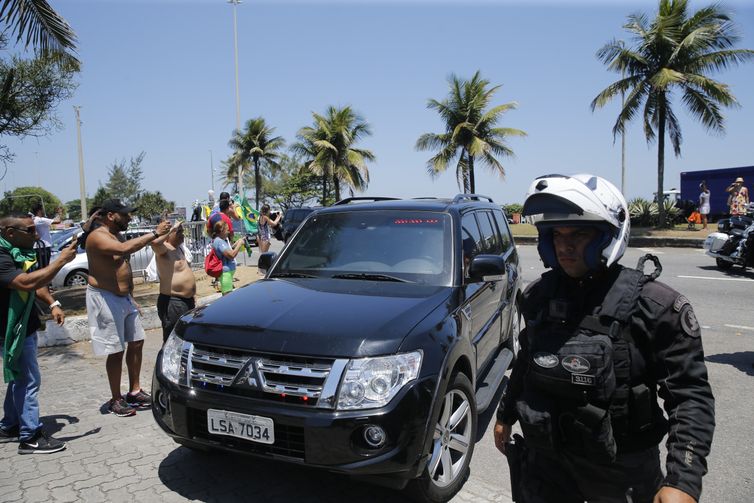 O presidente eleito Jair Bolsonaro (PSL) retorna para sua casa na Barra da Tijuca, zona oeste da capital fluminense, após cortar o cabelo.