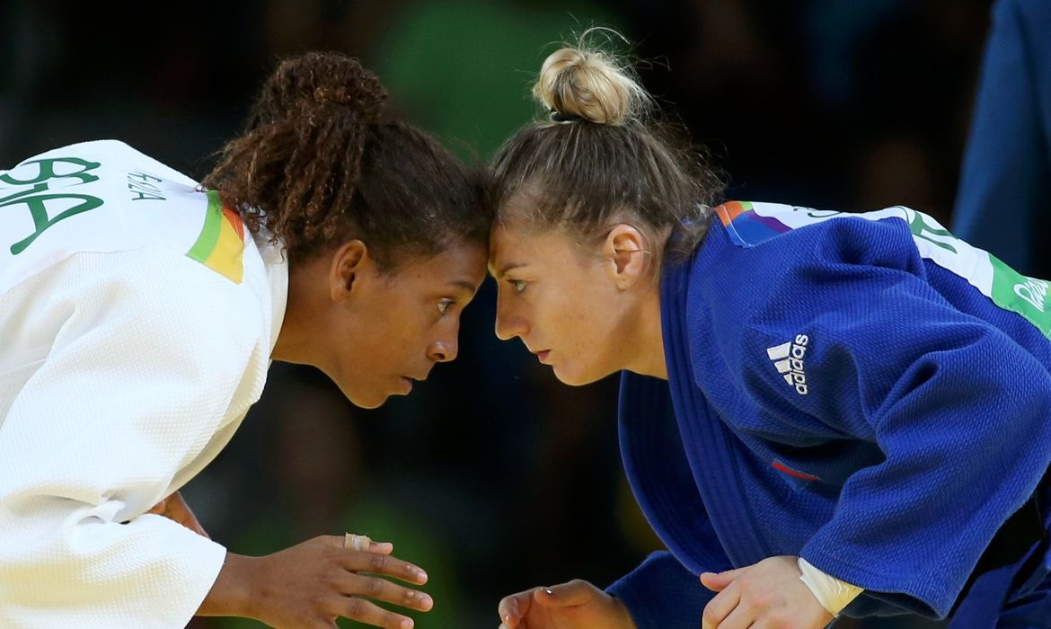 A judoca brasileira Rafaela Silva venceu hoje (8) a romena Corina Caprioriu, vice-campeã mundial, na semifinal na categoria até 57 quilos feminino