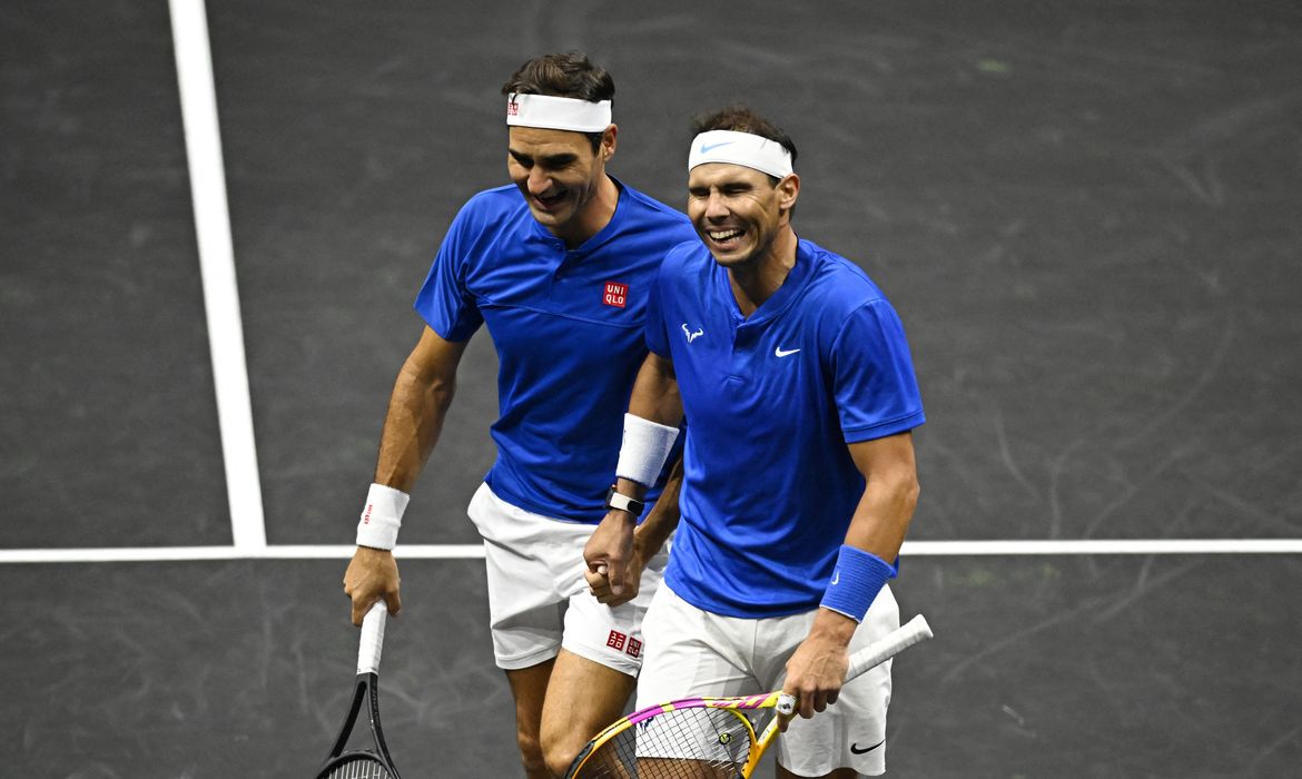 Roger Federer e Rafael Nadal durante partida da Laver Cup em Londres