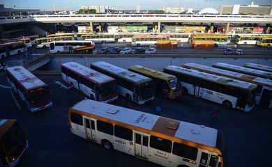 Movimento intenso de ônibus na rodoviária do Plano Piloto