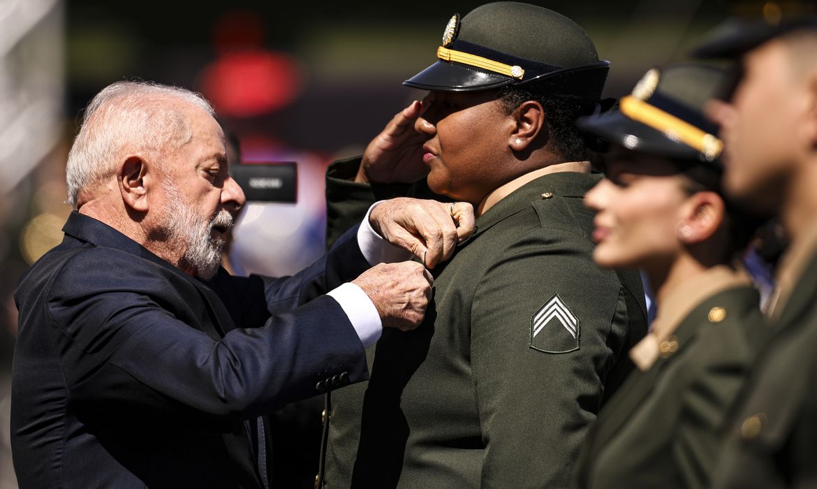 Brasília (DF), 22/08/2024 - O presidente Luiz Inácio Lula da Silva condecora medalhistas nas Olimpíadas de Paris: os judocas Beatriz Souza e Guilherme Schimidt e a jogadora de vôlei Natália Araújo, durante a solenidade comemorativa ao Dia do Soldado, no Quartel-General do Exército, em Brasília. Foto: Marcelo Camargo/Agência Brasil