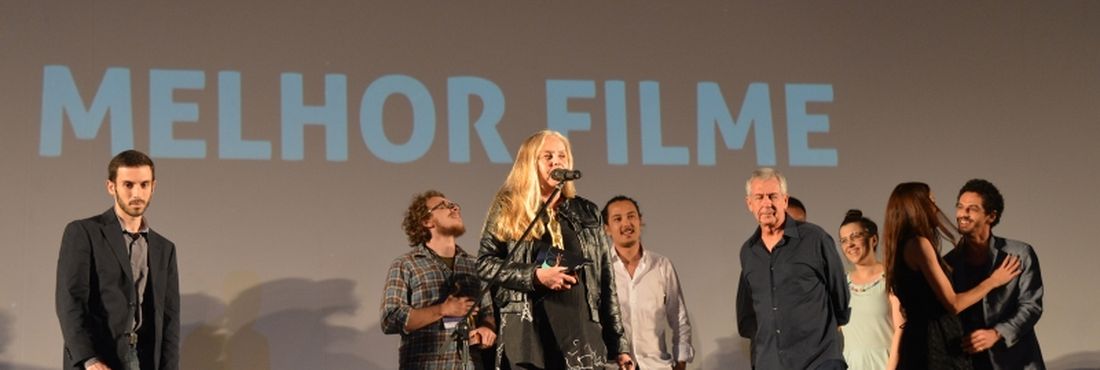 A diretora vencedora do filme Exilados do Vulcão, Paula Gaitán, fala durante Cerimônia de premiação dos vencedores do 46º Festival de Brasília do Cinema Brasileiro