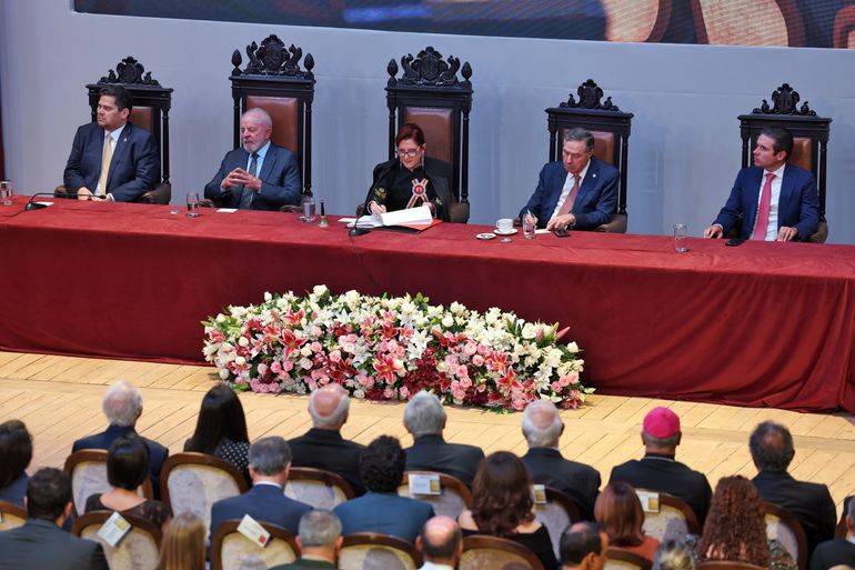 Brasília (DF), 12/03/2025 - Presidente do Senado Federal Davi Alcolumbre, presidente da República Luiz Inácio Lula da Silva, presidente do STF Roberto Barroso e o presidente da Câmara dos Deputados Hugo Mota participam da solenidade de posse da ministra Maria Elizabeth Guimarães Teixeira Rocha (C) no cargo de Presidente do Superior Tribunal Militar. Foto: José Cruz/Agência Brasil