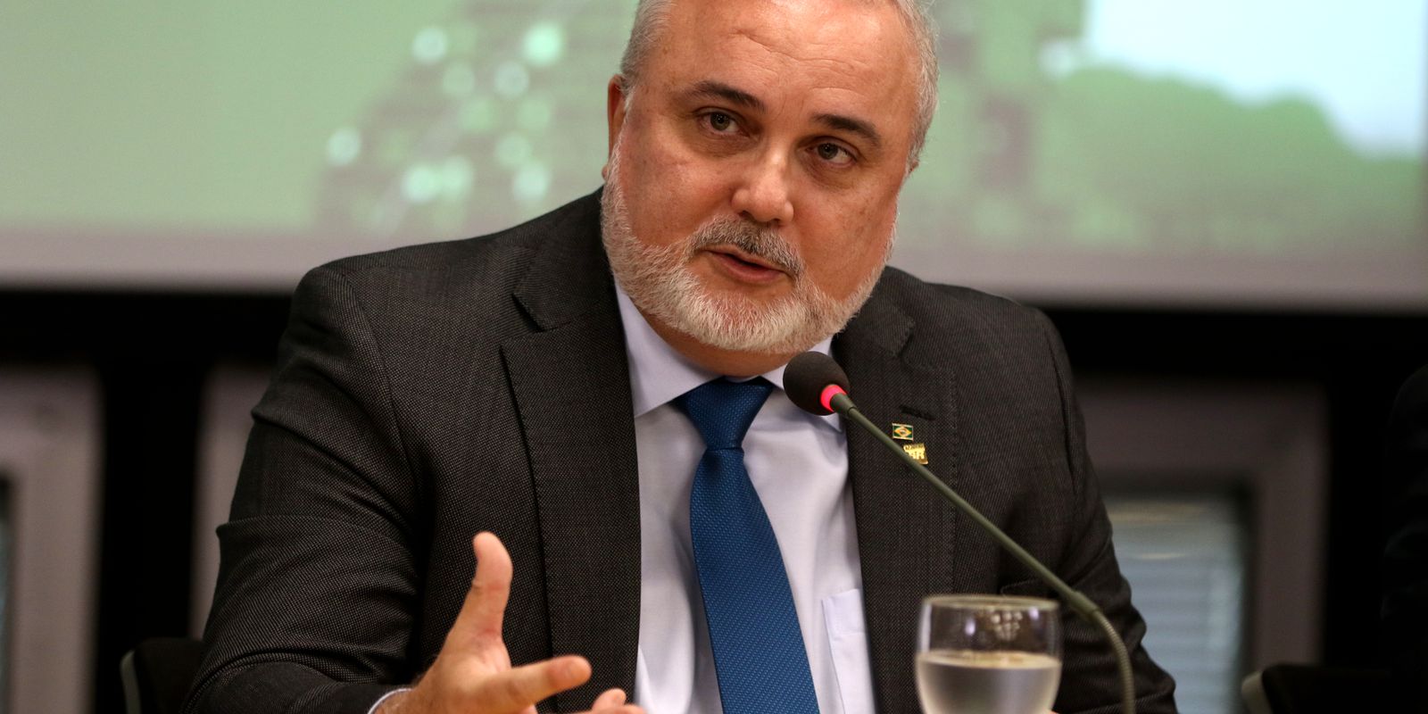 “Presidente Lula jamais pediu para segurar preço”, diz Prates