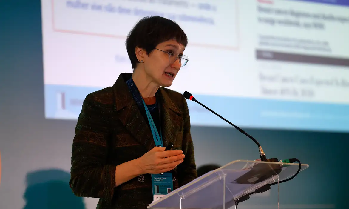 Rio de Janeiro (RJ), 27/11/2025 - A diretora da Agência Internacional para Pesquisa de Câncer (IARC/WHO), Elisabete Weiderpass, fala durante o seminário internacional “Controle do Câncer no século XXI: desafios globais e soluções locais”, promovido pelo Centro de Estudos Estratégicos da Fundação Oswaldo Cruz (CEE-Fiocruz), para marcar o Dia Nacional de Combate ao Câncer, no Hotel Windsor Florida. Foto: Tânia Rêgo/Agência Brasil