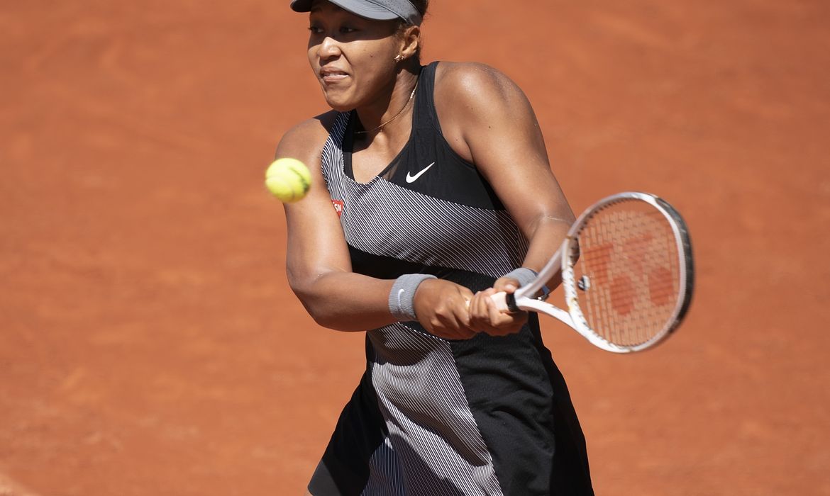 Tenista Naomi Osaka no Roland Garros em partida contra Patricia Maria - tênis - tenista