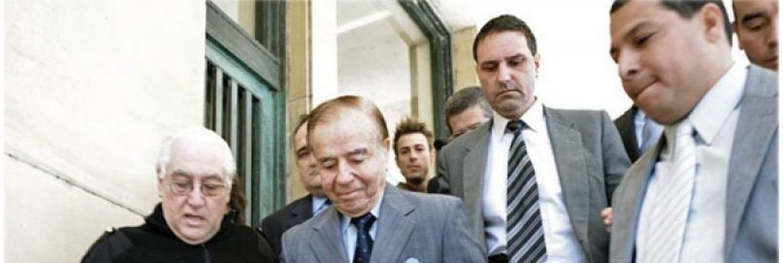 Carlos Menem na saída do tribunal