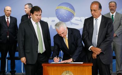Presidente Michel Temer assina o decreto de intervenção federal no estado do Rio de Janeiro, ao lado do presidente da Câmara, Rodrigo Maia, e do governador do estado, Luiz Fernando Pezão 
