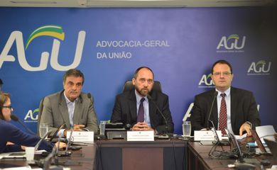 Brasília - O Ministro da Justiça, José Eduardo Cardozo; o Advogado Geral da União, Luiz Inácio Adams e o Ministro do Planejamento, Nelson Barbosa falam sobre o julgamento das contas de Dilma (Antonio Cruz/Agência Brasil)