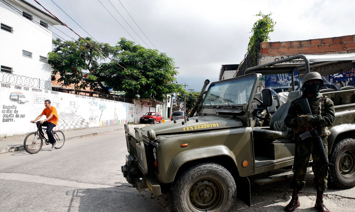 Rio de Janeiro - Forças Armadas fazem mais uma operação na Vila Kennedy, zona oeste da cidade (Tânia Rêgo/Agência Brasil)