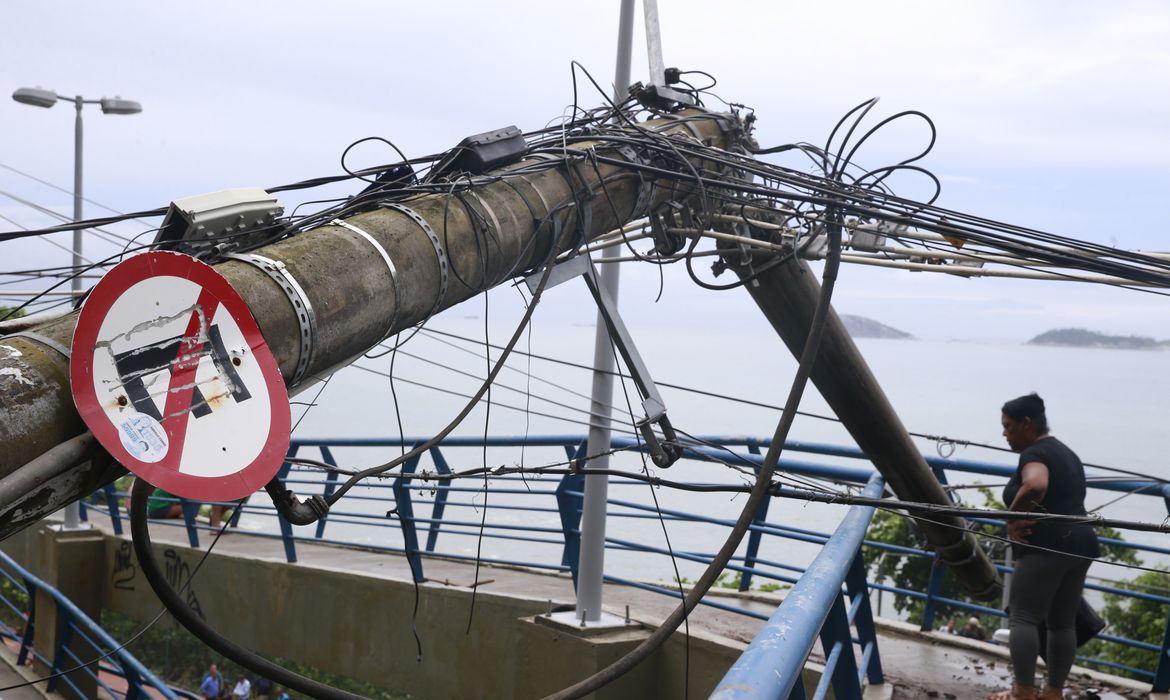 Temporal causa danos na cidade do Rio de Janeiro.