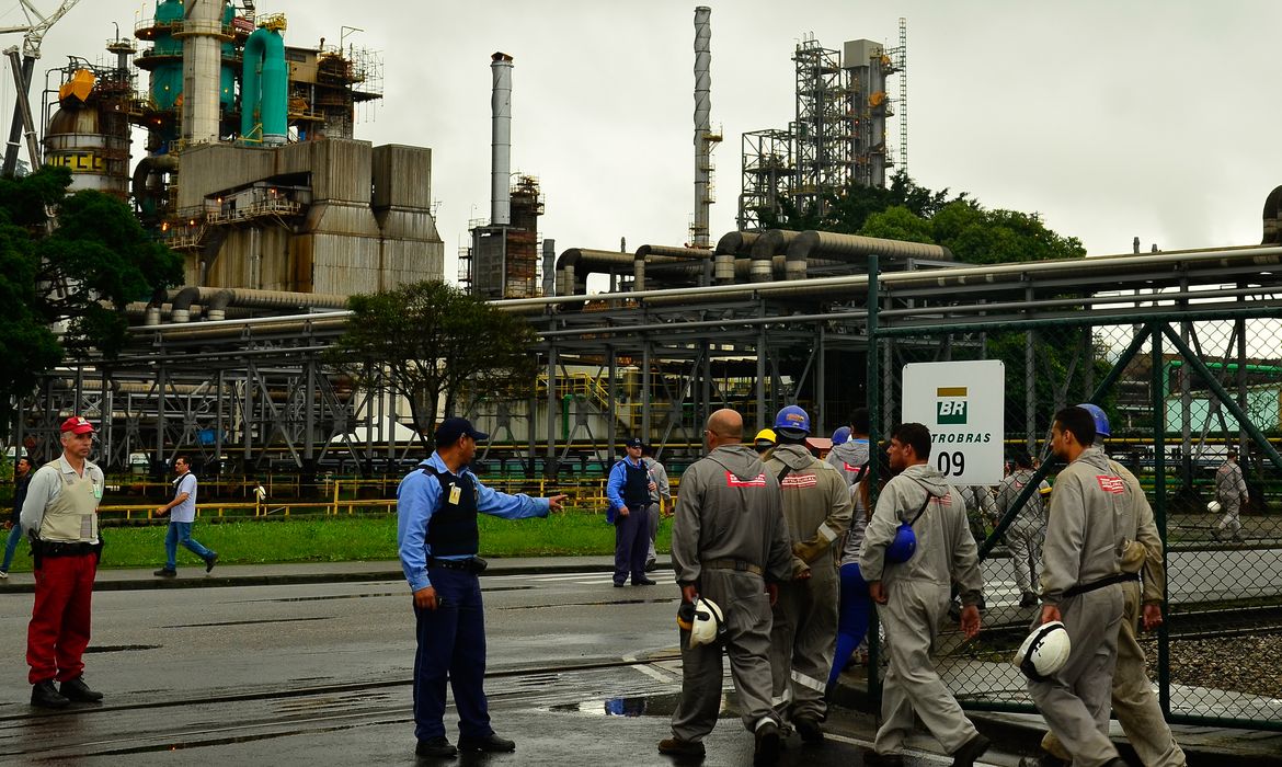 Cubatão(SP) - Trabalhadores terceirizados adentram a refinaria de Cubatão, durante a greve dos petroleitos (Rovena Rosa/Agência Brasil)