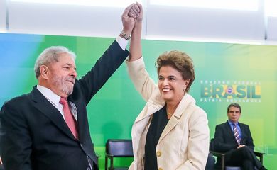 Brasília - Presidenta Dilma Rousseff com o novo ministro da Casa Civil, Luiz Inácio Lula da Silva, na cerimônia de posse de novos ministros da Justiça, da Secretaria de Aviação Civil e do Gabinete Pessoal da Presidenta da República  (José