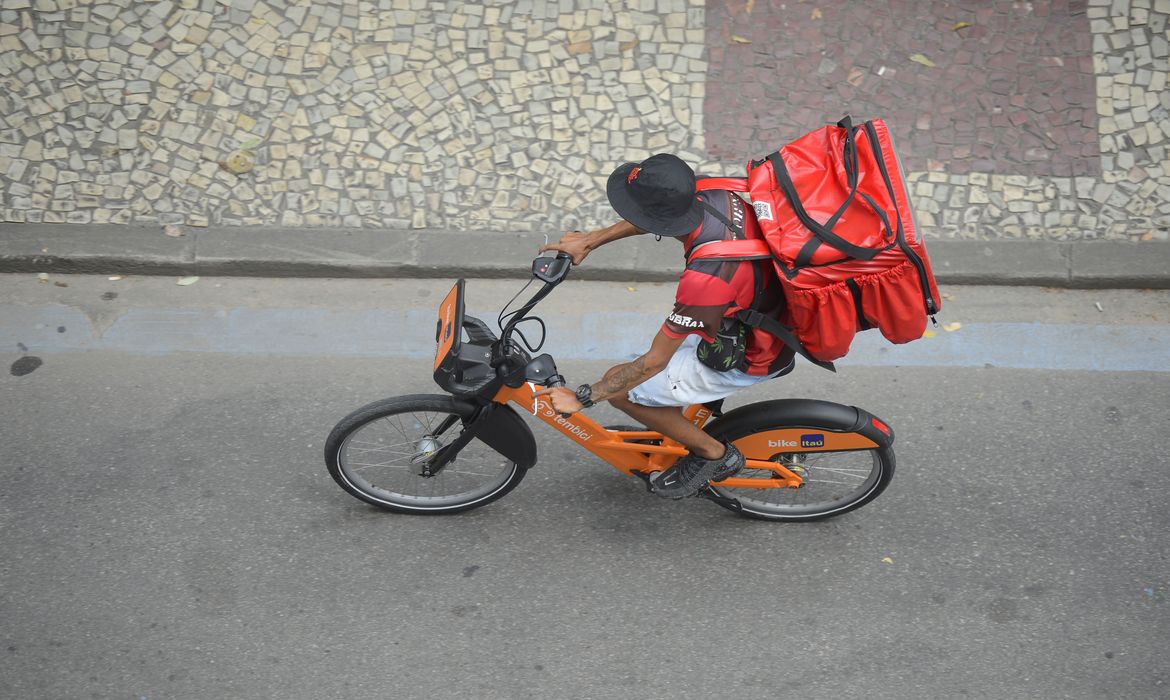 Rio de Janeiro (RJ), 15/02/2023 – Trabalhador de entrega por aplicativo percorre ruas no centro do Rio de Janeiro. Foto Tomaz Silva/Agência Brasil
