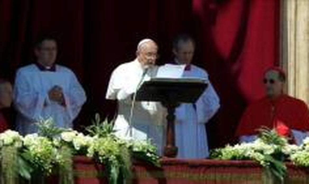 Papa Francisco, nesta Páscoa 2014, dirigindo Urbi et Orbi (à Cidade de Roma e ao mundo inteiro), da varanda central da basílica de São Pedro, a sua mensagem pascal (Rádio Vaticano)