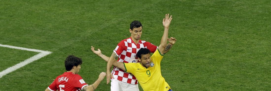 AP487411697336_fred Em disputa na área da Croácia juiz marca pênalti de Dejan Lovren contra Fred. Na cobrança Neymar marca o segundo gol para o Brasil