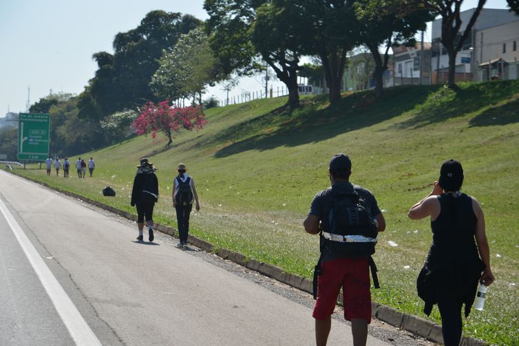 Aparecida (SP) - Romeiros caminham em direção a Aparecida pelo acostamento da Rodovia Dutra, que liga São Paulo ao Rio de Janeiro (Rovena Rosa/Agência Brasil)