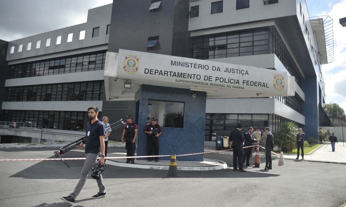 Curitiba - Jornalistas na sede da Policia Federal aguardam a chegada do ex-presidente Luiz Inácio Lula da Silva (Marcello Casal Jr/Agência Brasil)
