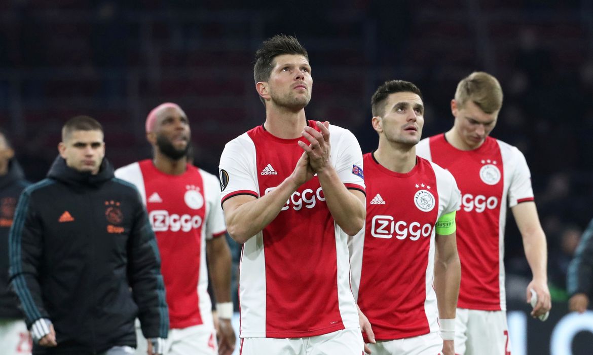 Jogadores do Ajax durante partida da Liga dos Campeões