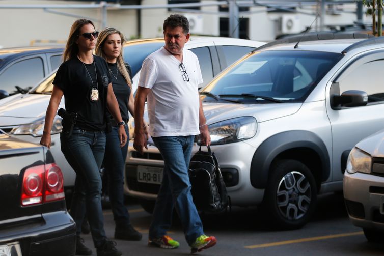 Rio de Janeiro - O deputado estadual Paulo Melo se entrega à Polícia Federal após ter prisão decretada pelo TRF (Fernando Frazão/Agência Brasil)