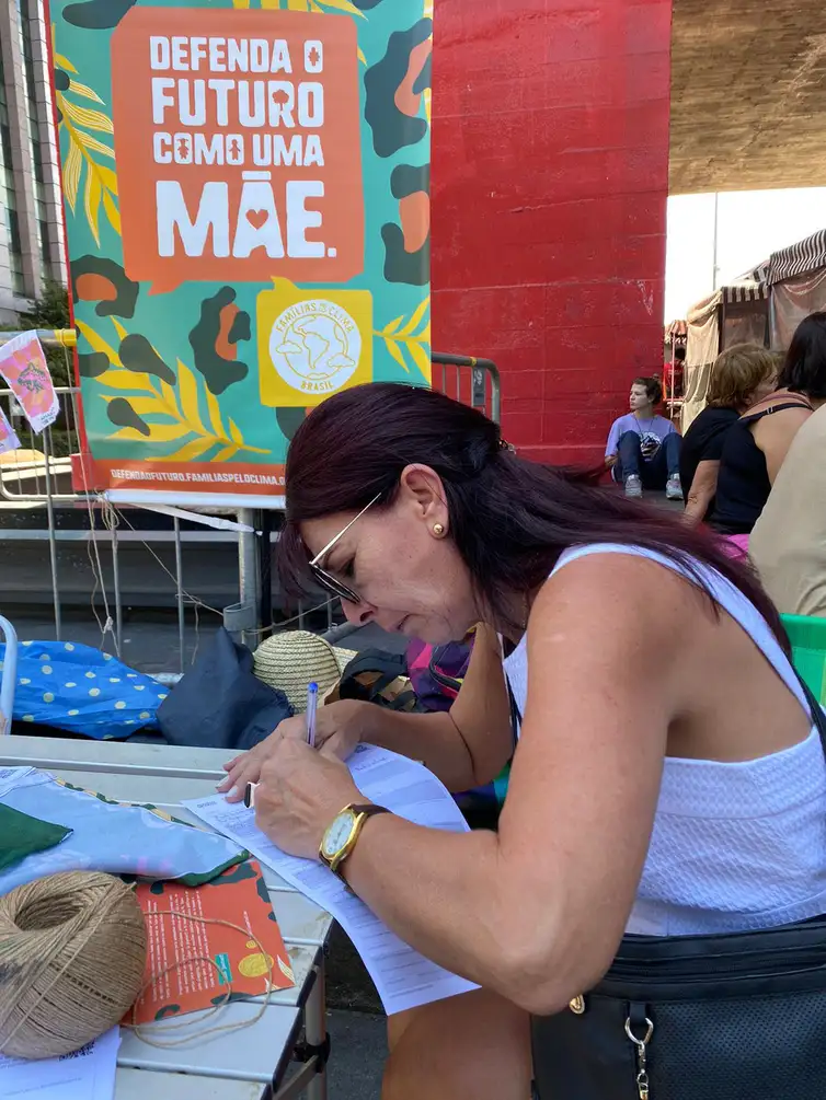 SÃO PAULO (SP) - Action on Avenida Paulista collects signatures for the Amazon and for the inclusion of climate security in the Constitution.  Photo: Families for the Climate