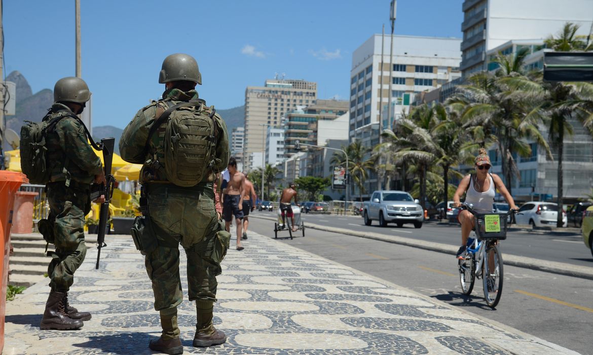 Rio de Janeiro - Forças Armadas atuam no patrulhamento da cidade, em praias da zona sul da capital fluminense (Tomaz Silva/Agência Brasil)