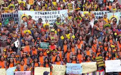 Brasília (DF) 08/04/2025 Indígenas de várias etnias participantes do Acampamento Terra Livre (ATL), fazem marcha no Eixo Monumental de Brasília   Foto: Fabio Rodrigues-Pozzebom/ Agência Brasil