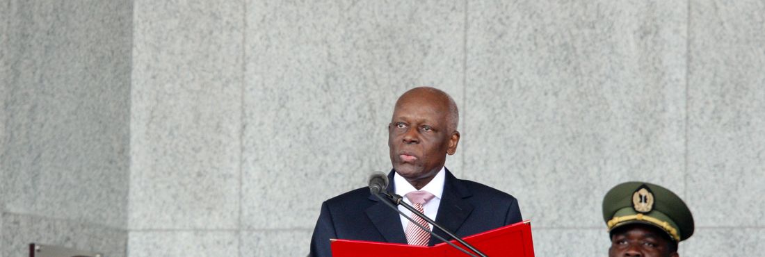 José Eduardo Santos, durante cerimônia de posse. Seu partido está no poder em Angola desde 1975