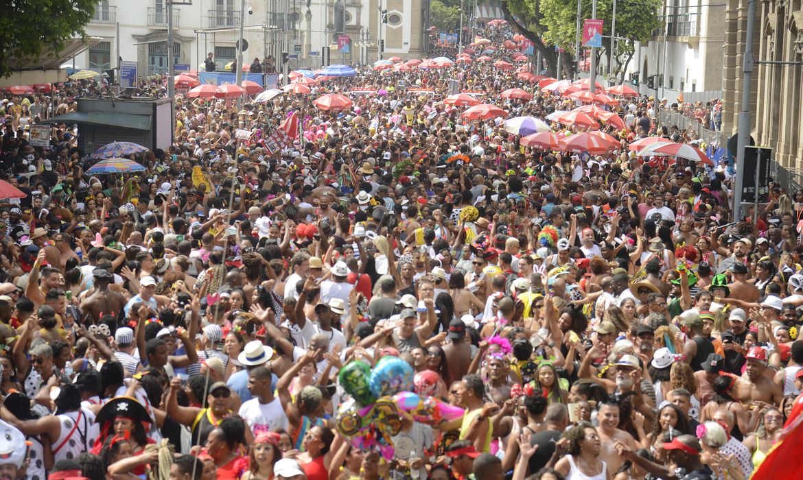 Rio de Janeiro (RJ), 18/02/2023 – Bloco Cordão da Bola Preta desfila pelas ruas do centro da cidade no primeiro dia oficial do Carnaval 2023. Foto Tomaz Silva/Agência Brasil