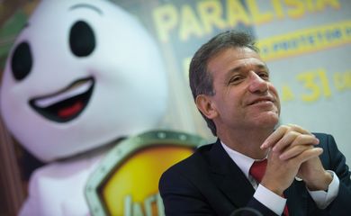 O ministro da Saúde, Arthur Chioro apresenta a Campanha Nacional de Vacinação contra Poliomielite e atualização da caderneta infantil (Marcelo Camargo/Agência Brasil)