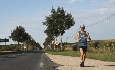 O corredor ultramaratonista Ralph Mesquita corre pela Europa para alertar a população contra a obesidade infantil. Foto cedida pela ONG Eurocross for a cause, de registro da corrida na França