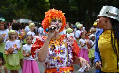 São Paulo - O Bloco das Emílias e Viscondes, que desfila há 12 anos, celebra a literatura infantil e as marchinhas carnavalescas, na praça Rotary, em Santa Cecília (Rovena Rosa/Agência Brasil)