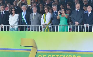 A presidenta Dilma Rousseff participa do desfile do 7 de setembro, na Esplanada dos Ministérios, em Brasília (Antonio Cruz/Agência Brasil) 