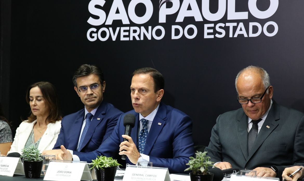 A procuradora-geral, Lia Porto Corona, o vice-governador Rodrigo Garcia, o governador João Dória, o secretário de segurança pública, general Campos, e o secretário executivo da polícia militar, coronel PM Camilo