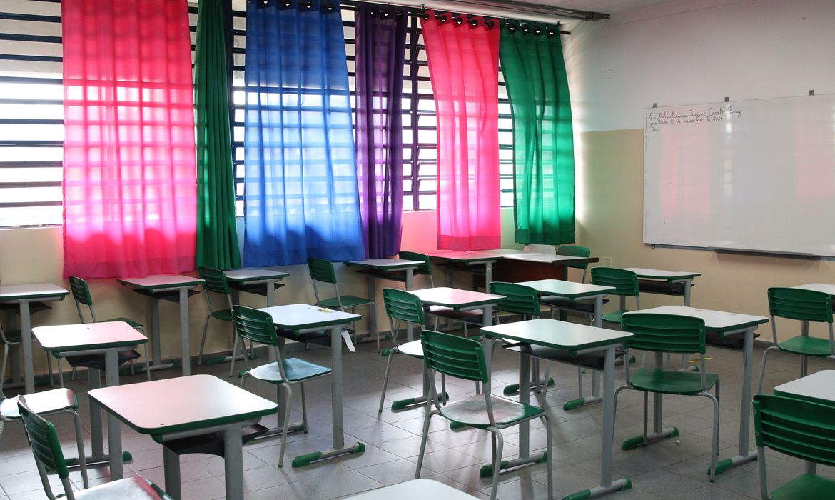 Sala de aula vazia da Escola Estadual Terezine Arantes Ferraz Bibliotecaria, no Parque Casa de Pedra, zona norte da capital.