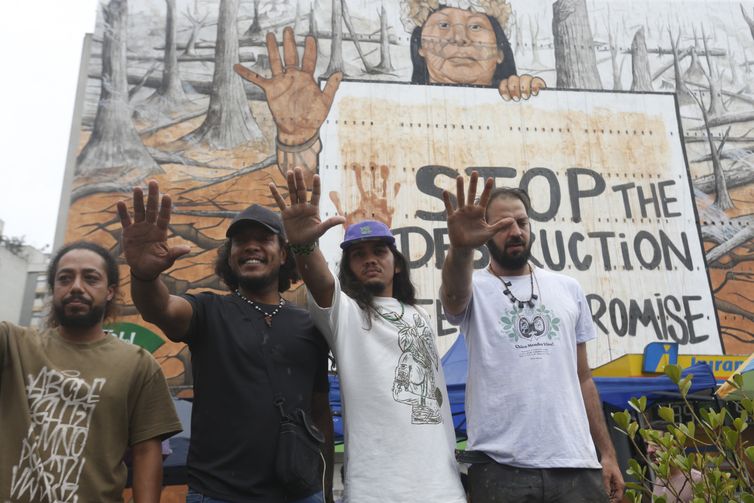 São Paulo (SP), 23/10/2024 - artivista Mundano entrega  mega-mural de 1.440 metros quadrados – um dos maiores da América Latina, no supermercado Pão deAçucar. Produzida com tintas feitas a partir de materiais resultantes de recentes crimes ambientais no país, a imagem é uma denúncia e uma forte cobrança daqueles que lucram com a destruição ambiental  Foto: Paulo Pinto/Agência Brasil
