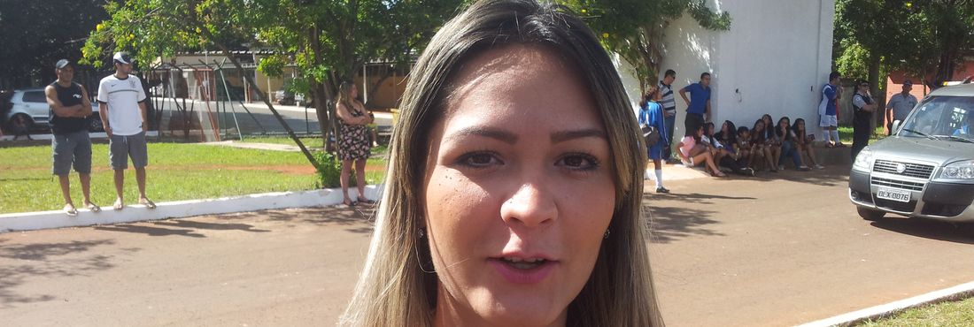 A torcedora Dayana de Oliveira aguardava do lado de fora da Academia do Corpo de Bombeiros, na expectativa de ter acesso ao último treino da Seleção Brasileira em Brasília (DF).