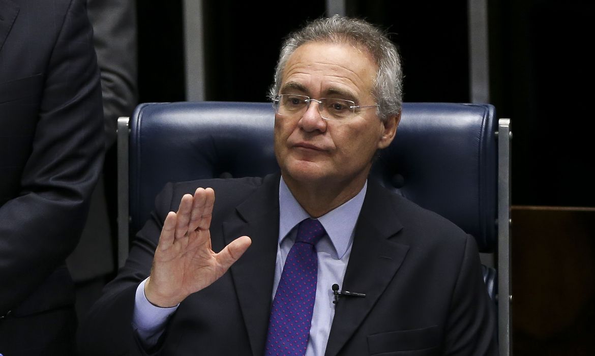 Brasília - O presidente do Senado, Renan Calheiros, preside a primeira sessão após a decisão do Supremo Tribunal Federal em mantê-lo no cargo (Marcelo Camargo/Agência Brasil)