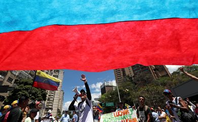 Os defensores do líder da oposição venezuelana Juan Guaido, que muitas nações reconheceram como legítimo governante interino do país, participam de uma manifestação contra o governo do presidente venezuelano Nicolás Maduro em Caracas
