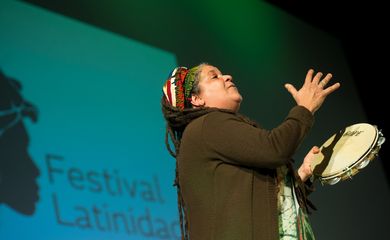 Mãe Beth de Oxum, Iyalorixá do Ilê Axé Oxum Karê, musicista, cantora e compositora, na abertura da oitava edição do Festival Latinidades (Marcelo Camargo/Agência Brasil)