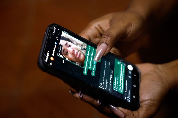Rio de Janeiro (RJ), 02/11/2025 -Tauã Brito, mãe de Wellington, morto durante a Operação Contenção no Complexo da Penha., mostra sua conversa com o filho pouco antes de sua morte.  Foto: Tânia Rêgo/Agência Brasil