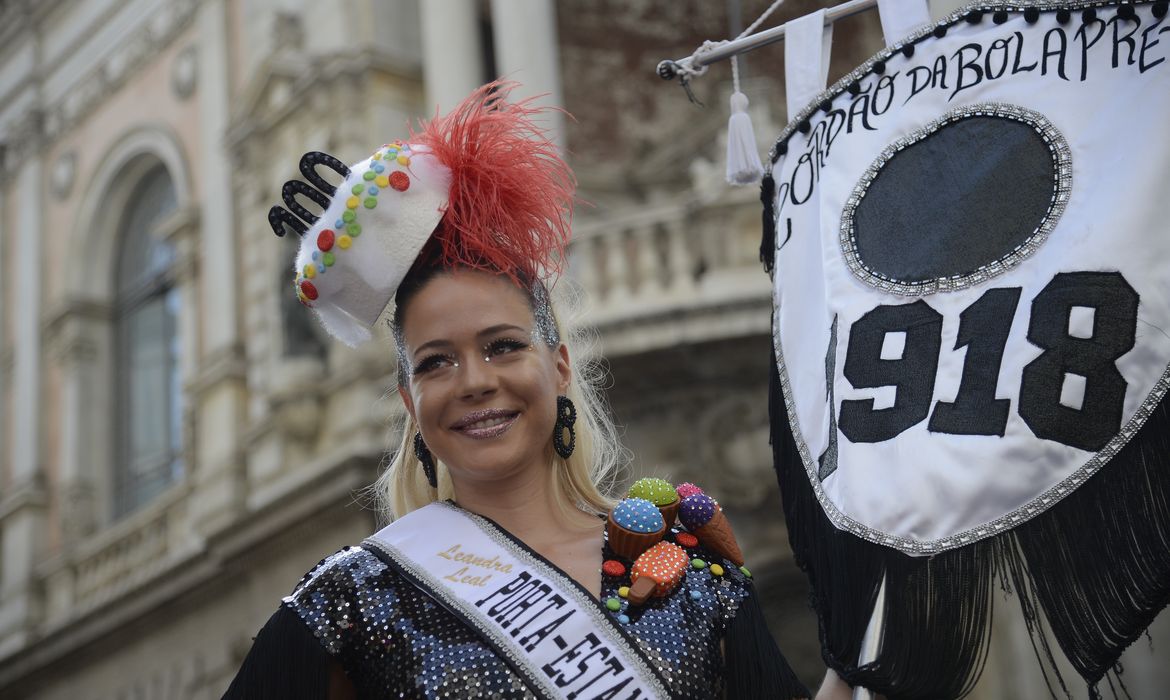 Rio de Janeiro -  O Cordão da Bola Preta, mais antigo bloco em atividade no Rio de Janeiro, faz desfile comemorativo de seu centenário no centro da cidade (Tânia Rêgo/Agência Brasil)