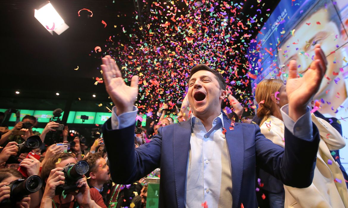 Candidato Zelenskiy reage após o anúncio de uma pesquisa de boca-de-urna na eleição presidencial da Ucrânia em Kiev