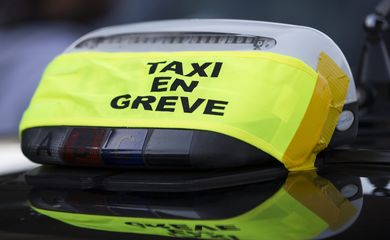 Taxistas franceses protestam na capital Paris contra a circulação de transporte privado do aplicativo móvel Uber