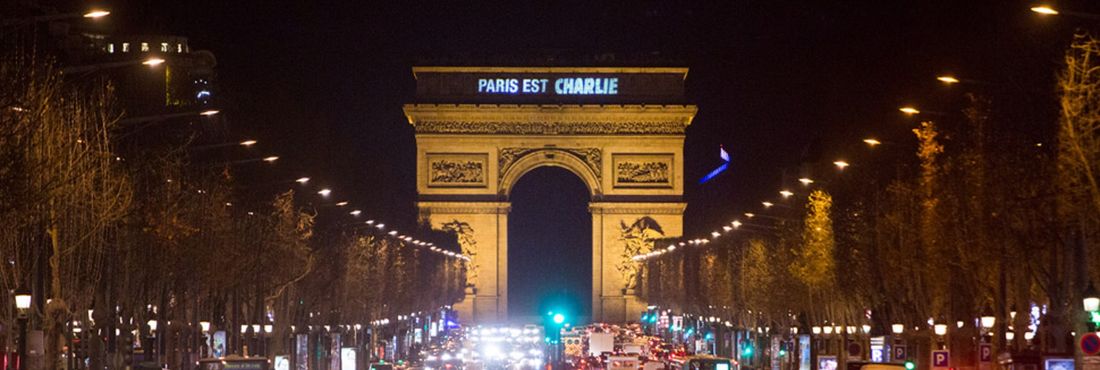 Até este sábado (9) à noite, a mensagem “Paris é Charlie” será exibida no Arco do Triunfo em homenagem ao mortos no ataque ao Charlie Hebdo