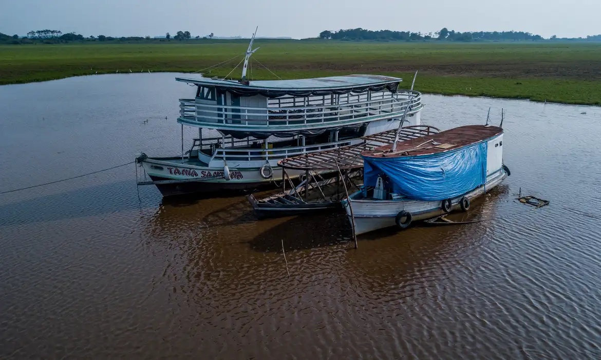 Manaus (AM), 21/11/2023, Lago do Aleixo quase seco, deixando barcos e flutuantes encalhados, durante a maior seca, em 121 anos, que Manaus vem sofrendo. Foto: Rafa Neddermeyer/Agência Brasil