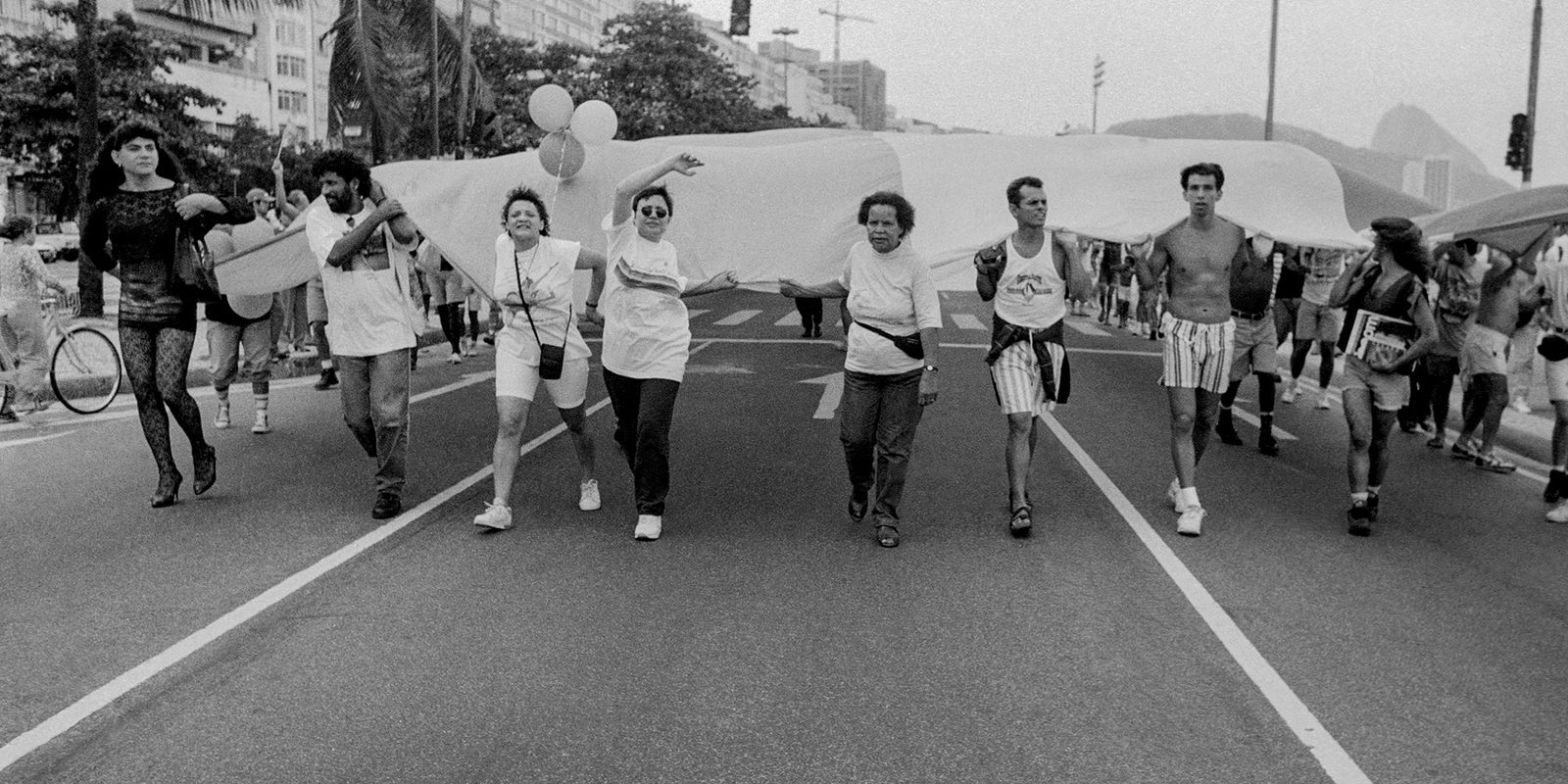 Fotógrafa reúne acervo de paradas LGBTQIA+ do Rio desde 1995