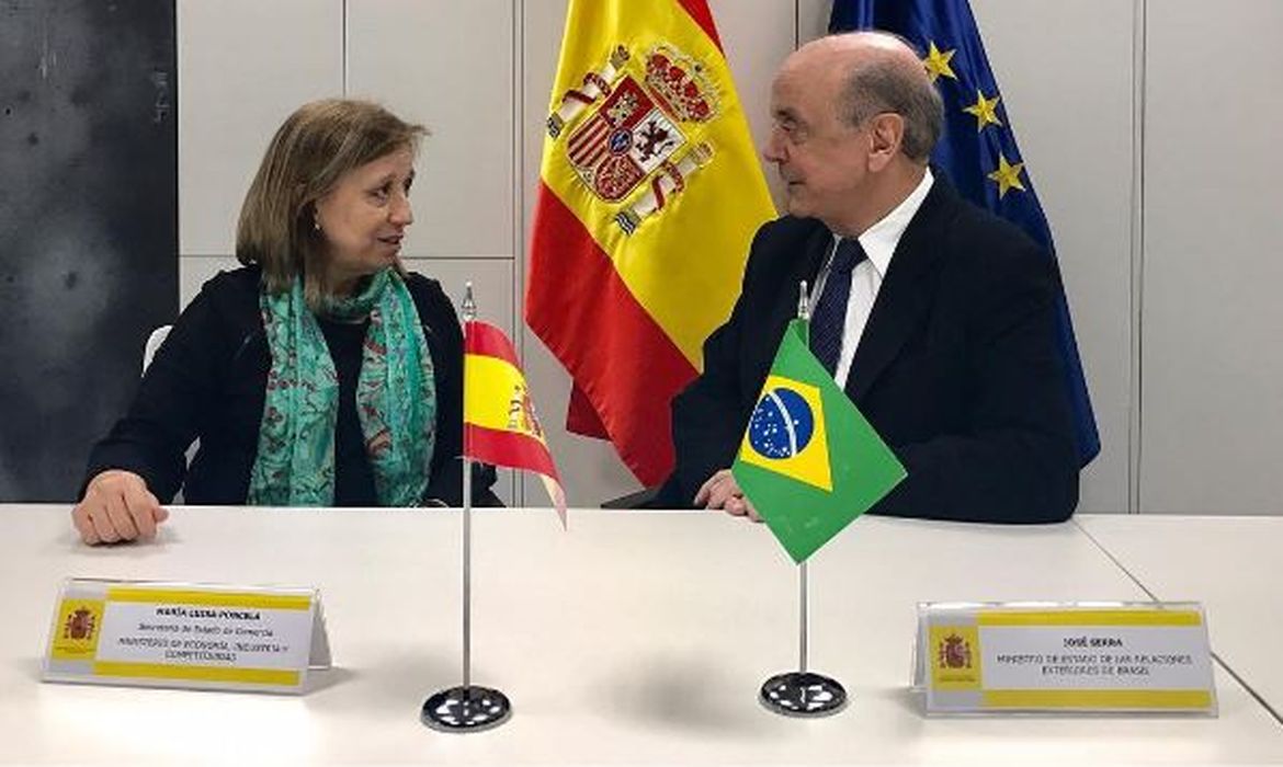 O ministro das Relações Exteriores, José Serra, e a secretária de Estado de Comércio da Espanha, Maria Luísa Poncela