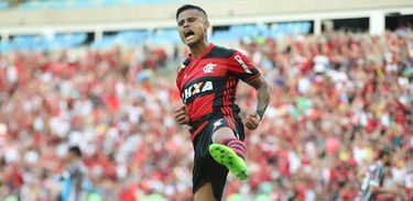 O meia Everton foi o autor do gol da vitória do Fla