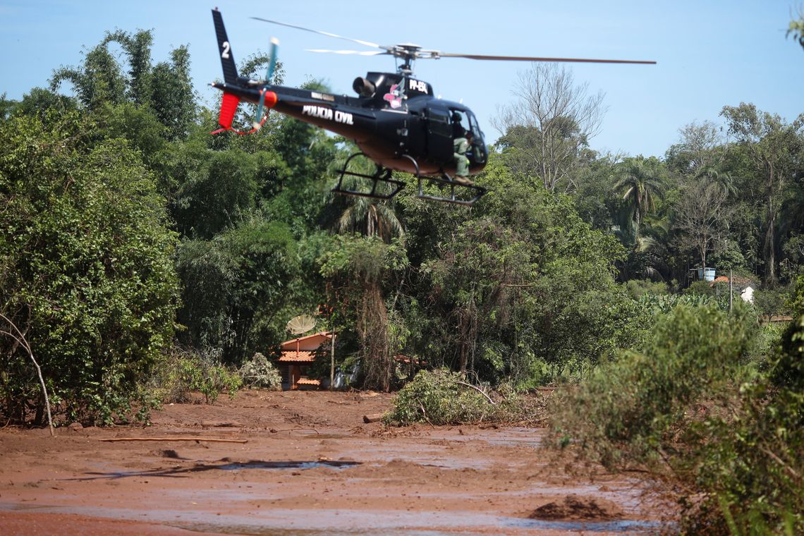 HelicÃ³ptero de resgate sobrevoa Rio Paraopeba atingido pelo rompimento de barragem da Vale, em Brumadinho.